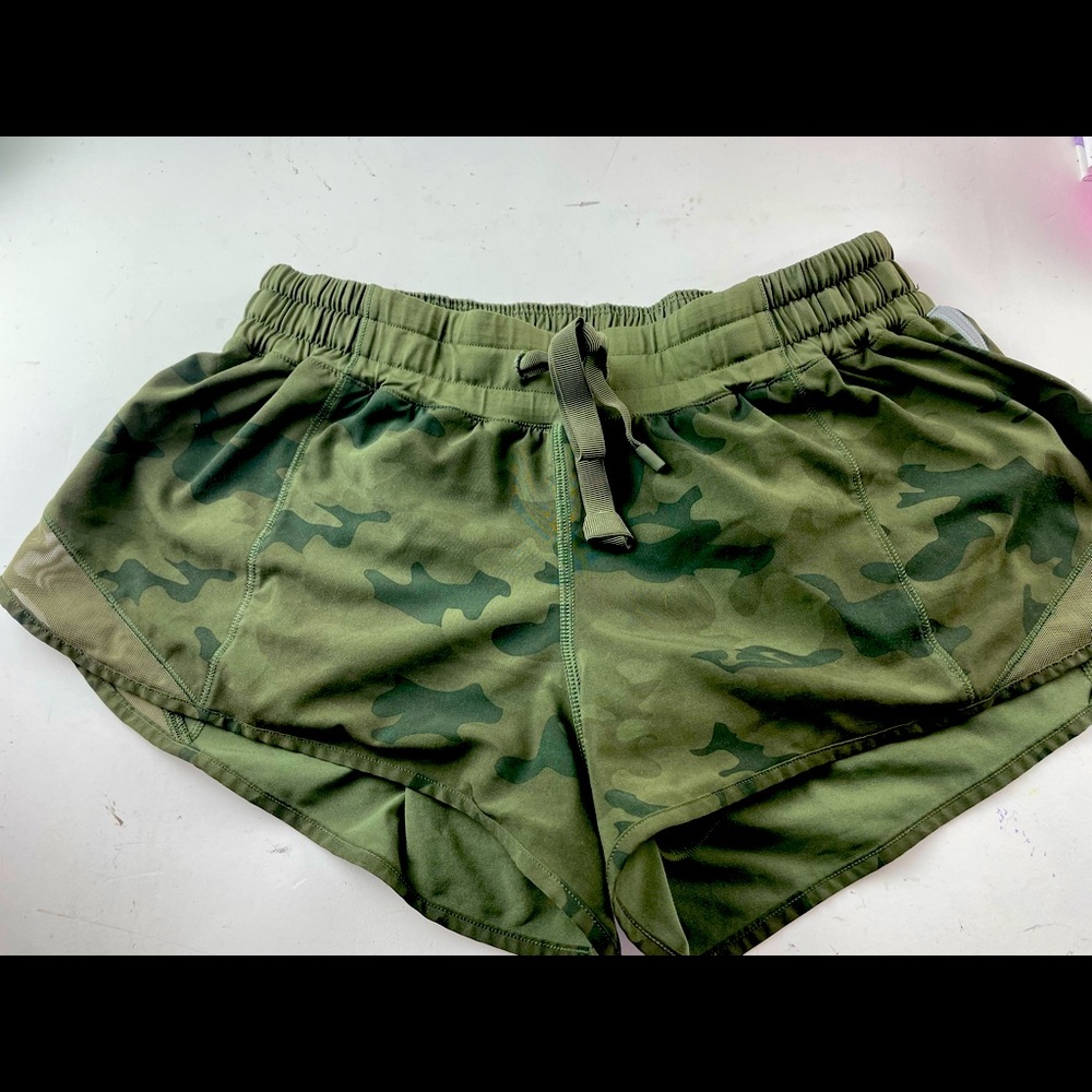 Lululemon 8 camo hottie hot shorts